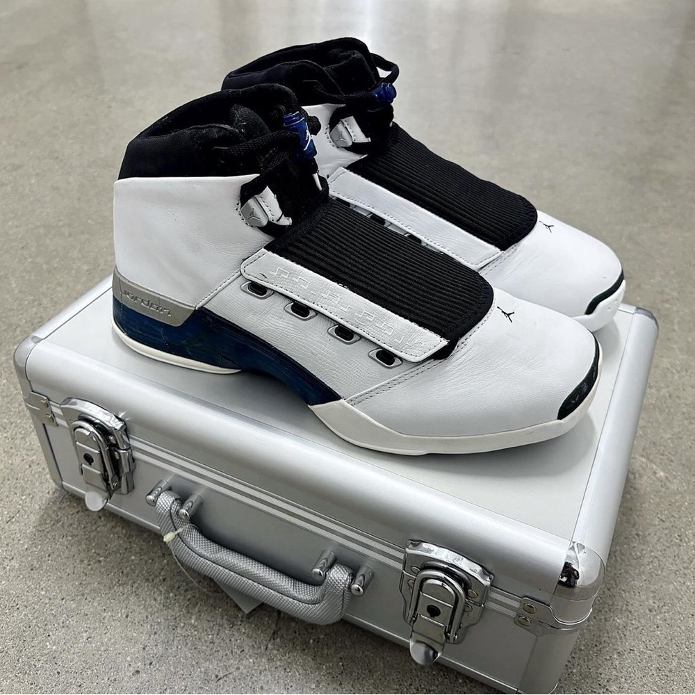 Size 9 - 2001 Air Jordan XVII Retro College Blue in Deadstock condition.